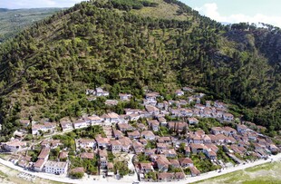 山间村落俯瞰美景