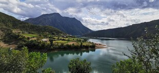 湖光山色的自然美景