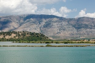 美丽湖景与远山风光