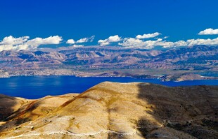 壮丽湖景与远山风光