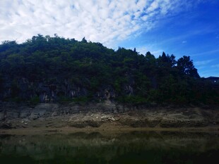 青山绿水间的自然美景