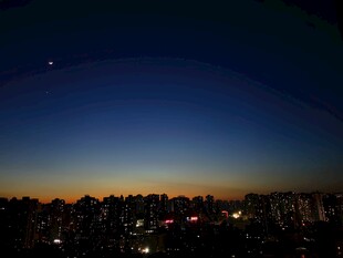 城市黄昏夜景天际线