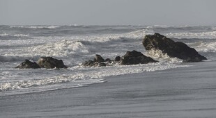 海浪拍击岸边礁石