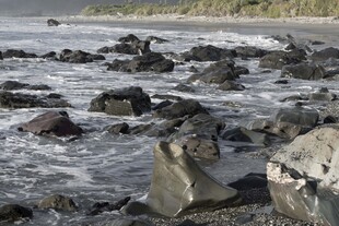 海边嶙峋礁石与翻涌海浪