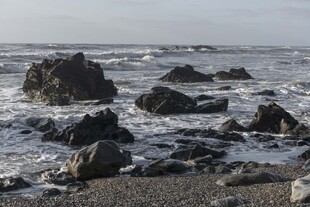 海边礁石与翻涌海浪