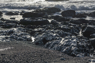 海边礁石与涌动海浪