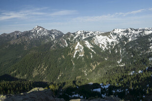 雪山环绕的葱郁山峦