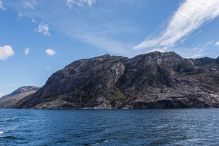 海边巍峨山峦与蓝天海景