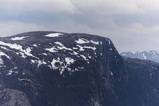 雪山峻岭壮丽风光