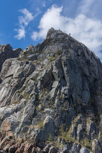 巍峨岩石山峰景观