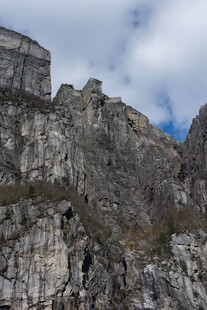 巍峨险峻的壮丽山峰