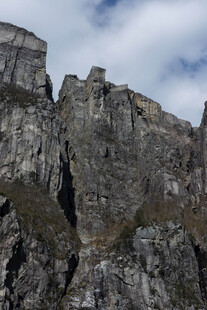 巍峨嶙峋的陡峭山峰