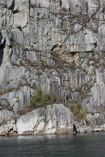 水边嶙峋岩石与零星植被