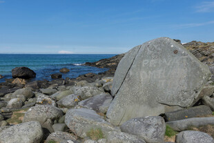 海边嶙峋岩石景观