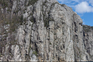陡峭嶙峋的岩石山峰