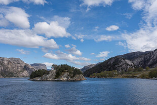 湖畔山峦美景