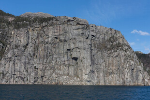 海边陡峭岩石景观