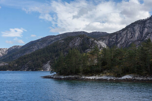 山水相依的秀丽湖景