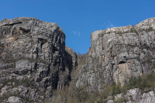 险峻岩石景观