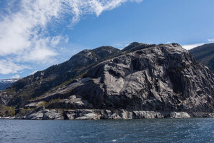 海边嶙峋山峰景色