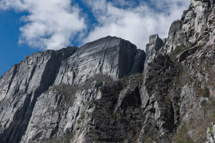 巍峨壮观的陡峭高山
