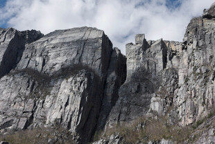 巍峨险峻的壮丽山峰