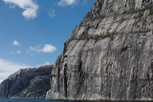 陡峭悬崖与蓝天美景