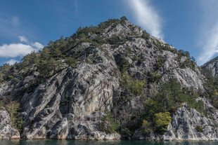 巍峨峻峭的山间美景