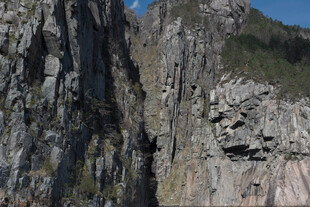 陡峭嶙峋的壮丽山壁