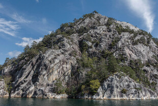 巍峨青山伴蓝天绿树