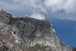 巍峨山峰蓝天白云美景