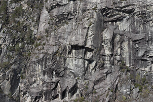 险峻山崖上的奇特地貌