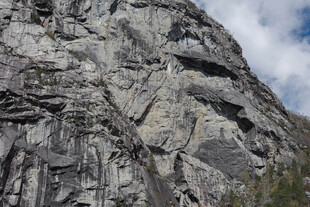 陡峭嶙峋的灰色岩石山峰