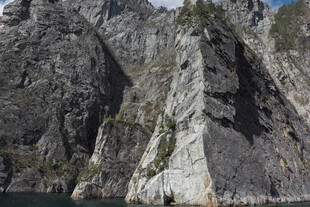 陡峭嶙峋的壮丽山壁景观