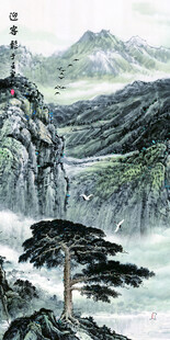 水墨山水间的孤松挺立