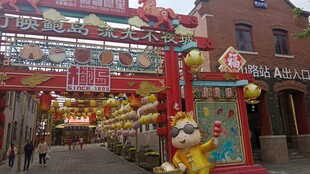 热闹街头的中式节日装饰