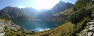 山间湖泊美景