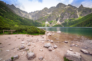 山间湖畔美景