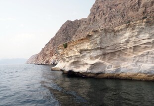 海边嶙峋峭壁