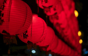红灯笼串点亮节日氛围