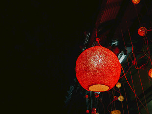 红灯笼点亮夜色