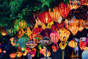 多彩传统灯笼悬挂夜景