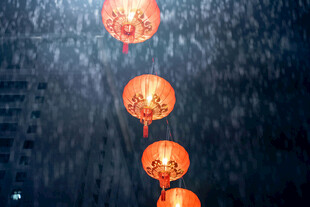雨中悬挂的喜庆红灯笼