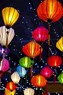 多彩灯笼点亮夜空