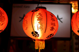 传统中式灯笼点亮夜色
