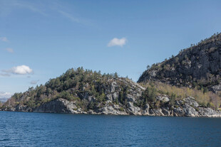 湖畔青山美景