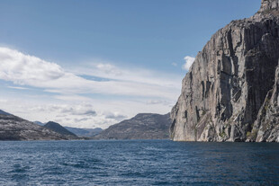 海上巍峨峭壁景观