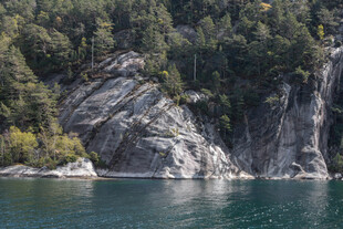 湖畔嶙峋山石与葱郁林木