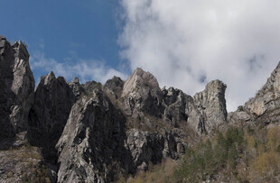 巍峨嶙峋的壮丽山景