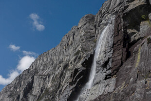 高山瀑布壮丽自然景观